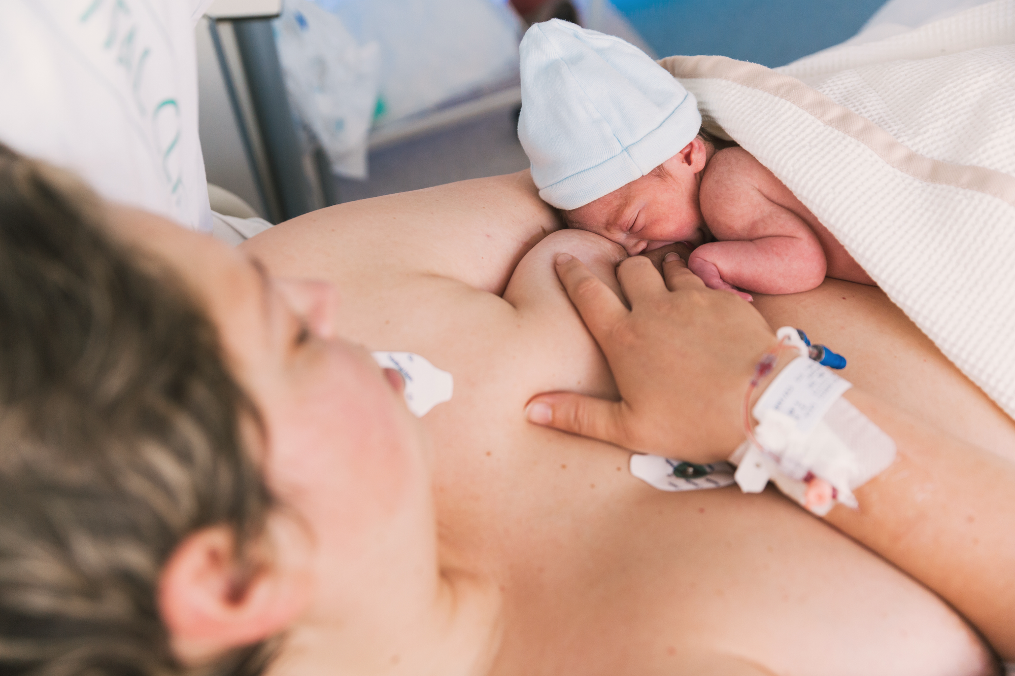 what happens right after birth: newborn baby bonding with mother in hospital after delivery.